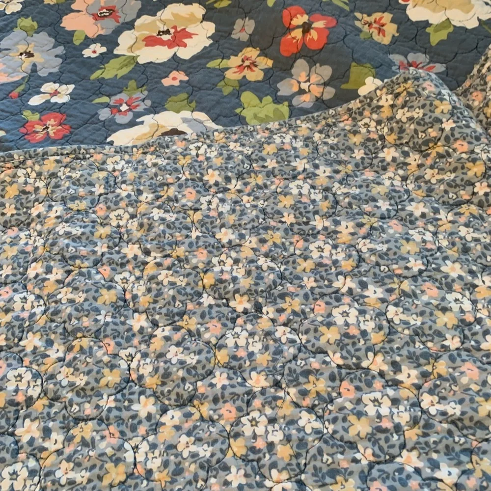 Home Classics Floral Reversible quilt